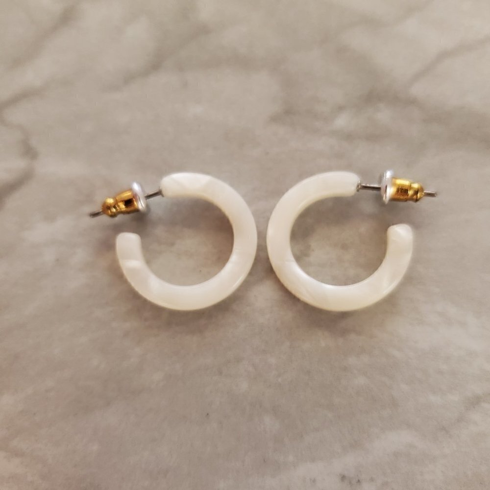 💖 J.Crew Lucite Acrylic White Shell Classic Mini Hoops 💖 - Picture 3 of 5